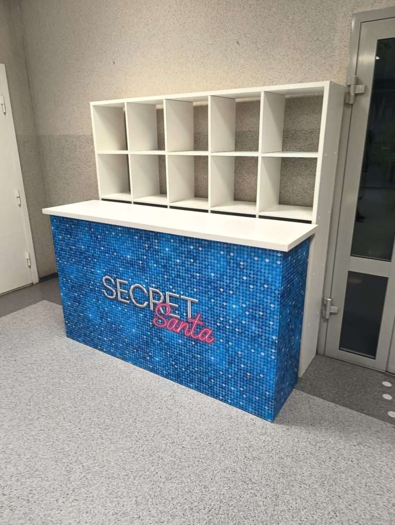 Брендированные стойки для праздничных мероприятий scaled