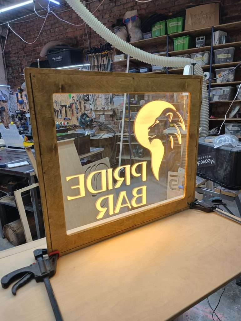 Вывеска с торцевой подсветкой 1 scaled