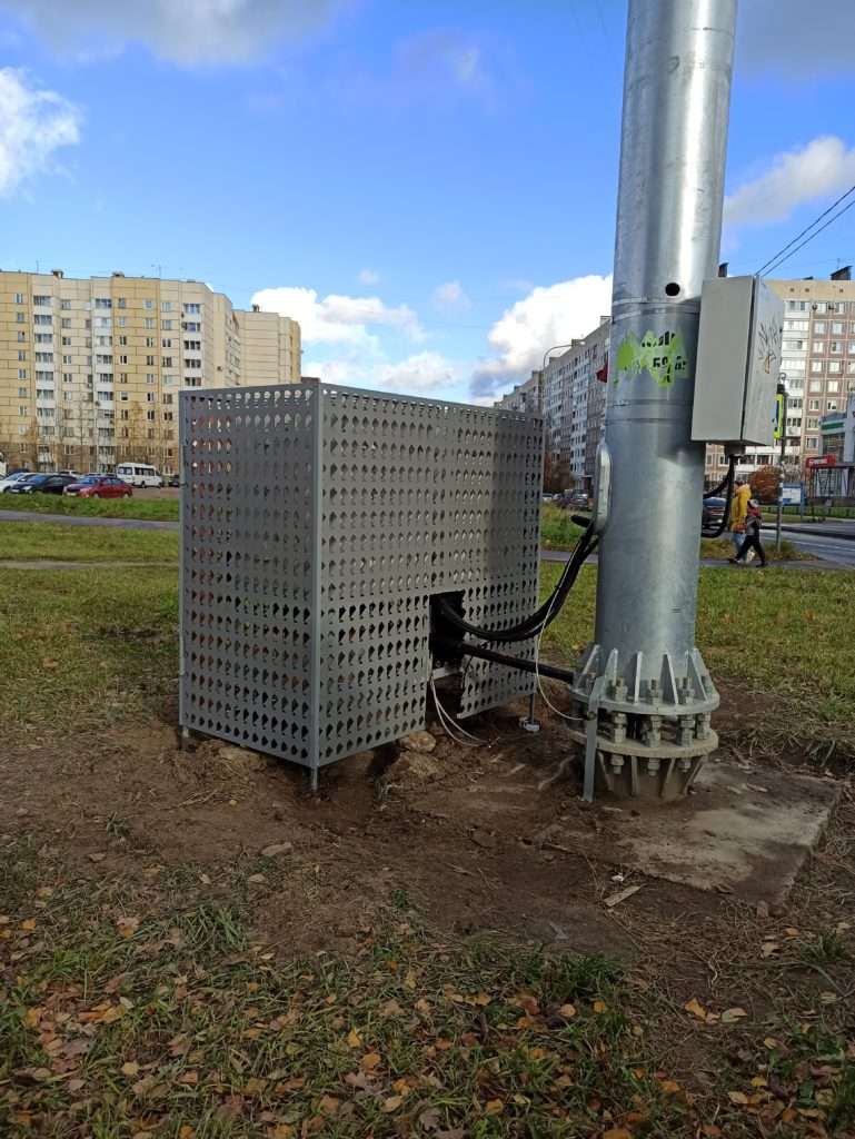 Защитный декоративный короб для оборудования связи 1 scaled